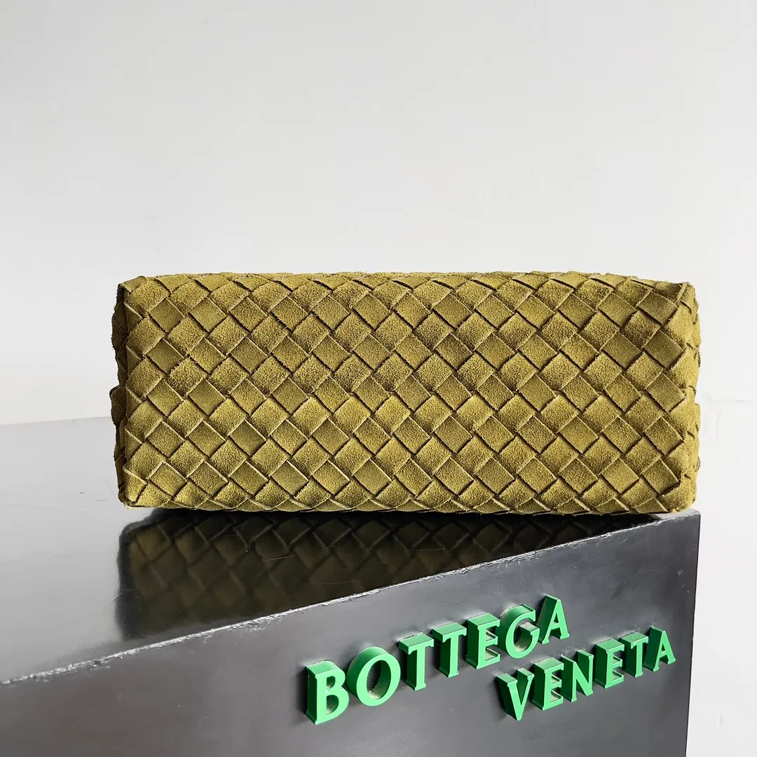 The 2023 new Andiamo batch of 2360 BV has been shipped‼ ️Really popular🔥The new Andiamo woven handbag launched by Bottega Veneta this season is really popular all over the world! ! Celebrities at home and abroad have worn it, and Oscar-winning actress Michelle Yeoh has taken it out on the street. Song Jia, Trai Yara, Yu Feihong, Sanji Ayaka, Rosie Hunting-Whiteley, Yoshioka Riho, etc. have all picked up this bag. It is classic and versatile, showing off its temperament, and the bag capacity is also large, which is very convenient for daily commuting! ! A variety of carrying methods, the shoulder straps can be adjusted by yourself, the original lambskin feels soft and delicate, and the unisex style breaks gender boundaries and brings a more practical and long-lasting use experience. Andiamo has both elegant and casual styles, which perfectly interprets "fashionable old money style". Style number: 743572 Size: 32*24*12